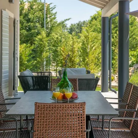Nevia Villa Sivati